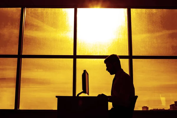 Sylwetka Działalności Człowieka Tle Okna Pokoju Office Piękny Zachód Słońca — Zdjęcie stockowe