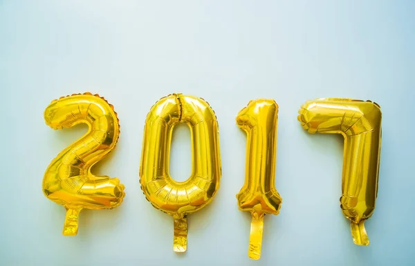 孤立在白色背景上的金色玩具气球 2017 年新的一年快乐 — 图库照片