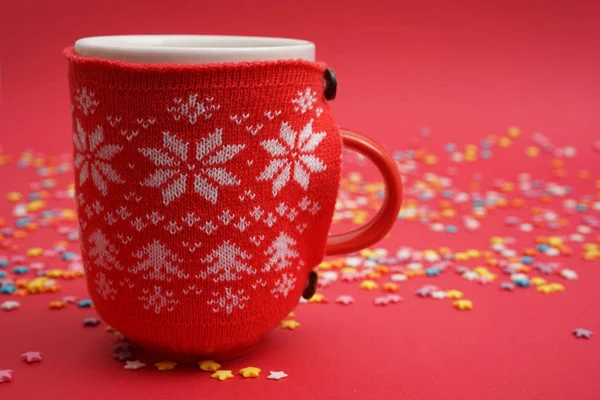 Filiżankę Gorącej Kawy Lub Herbaty Stole Czerwonym Tle Przytulny Świąteczny — Zdjęcie stockowe