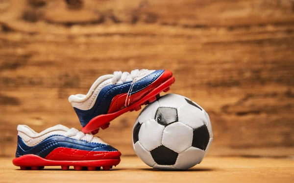Bola de futebol e botas — Fotografia de Stock