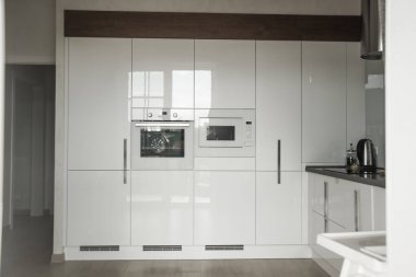 Modern mutfak konut bir evde. Beyaz modern mutfak aletleri inşa iç