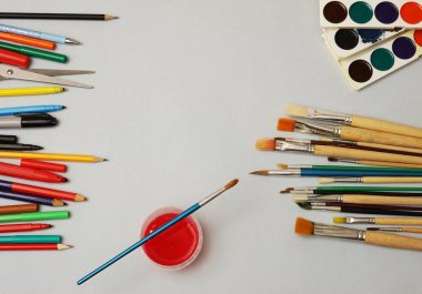 Sanat çalışma alanı ile yaratıcı aksesuarları, sanat resim ve çizim araçları. Sanat yaratıcı çalışma için malzemeleri. boş kağıt sayfası arka plan. 