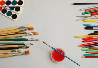 Sanat çalışma alanı ile yaratıcı aksesuarları, sanat resim ve çizim araçları. Sanat yaratıcı çalışma için malzemeleri. boş kağıt sayfası arka plan. 