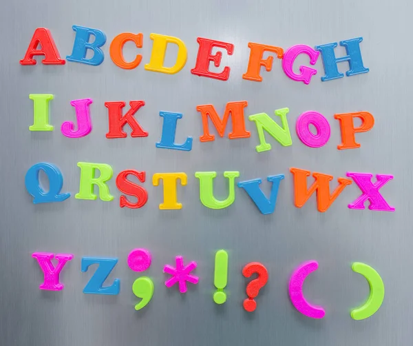 Цветные Магнитные Буквы Холодильнике — стоковое фото