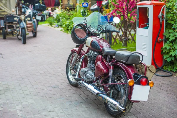 Vista Trasera Una Moto Retro Vintage Veterana Roja Con Casco —  Fotos de Stock