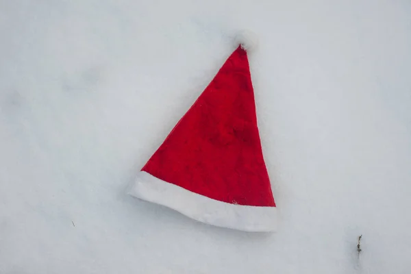 Санта Клауса Капелюх Білому Снігу Текстуру Фону Різдво Капелюх Єкта — стокове фото