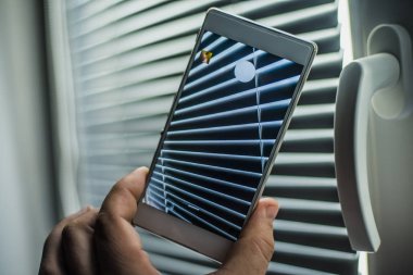 Akıllı ev. Adam kör onun telefon App ile denetleme.