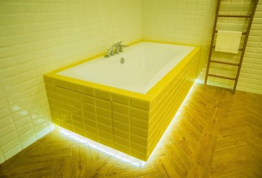 Merdiveni bez raf. Beyaz ve sarı banyo iç 