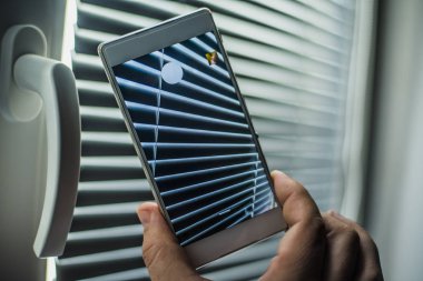 Akıllı ev. Adam kör onun telefon App ile denetleme.