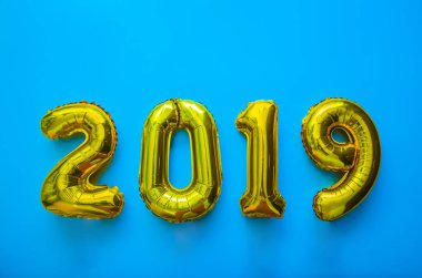 Altın oyuncak balon üzerinde mavi arka plan izole. Mutlu yeni yıl 2019.