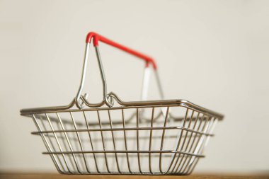 Beyaz bir arka plan üzerinde izole boş metal alışveriş sepeti