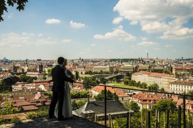 Prag, Çek Cumhuriyeti - 01 Haziran 2017: gelin ve damat ile eski şehir Prag arka plan üzerinde göster