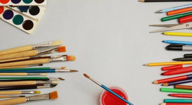 Sanat çalışma alanı ile yaratıcı aksesuarları, sanat resim ve çizim araçları. Sanat yaratıcı çalışma için malzemeleri. boş kağıt sayfası arka plan. 