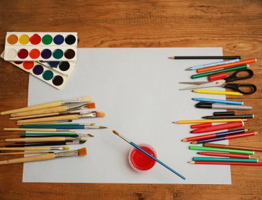 Sanat çalışma alanı ile yaratıcı aksesuarları, sanat resim ve çizim araçları. Sanat yaratıcı çalışma için malzemeleri. boş kağıt sayfası arka plan. 