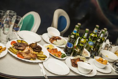 Moskova, Rusya - 29 Aralık 2012: Yakından görünümü ünlü Türk birası Efes gıda ile tabloda eşleşen bardak ve şişeler