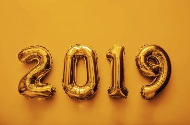 Altın oyuncak balon üzerinde sarı arka plan izole. Mutlu yeni yıl 2019