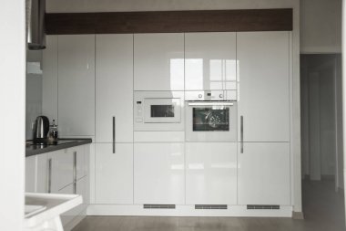 Modern mutfak konut bir evde. Beyaz modern mutfak aletleri inşa iç