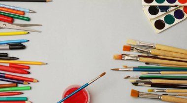 Sanat çalışma alanı ile yaratıcı aksesuarları, sanat resim ve çizim araçları. Sanat yaratıcı çalışma için malzemeleri. boş kağıt sayfası arka plan. 