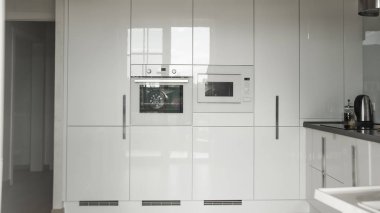 Modern mutfak konut bir evde. Beyaz modern mutfak aletleri inşa iç