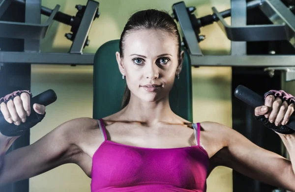 Sport Kvinna Gör Övningar Power Träning Maskin Gymmet — Stockfoto