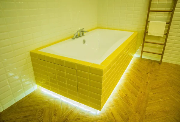 Merdiveni bez raf. Beyaz ve sarı banyo iç 