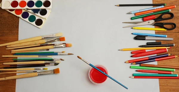 Sanat çalışma alanı ile yaratıcı aksesuarları, sanat resim ve çizim araçları. Sanat yaratıcı çalışma için malzemeleri. boş kağıt sayfası arka plan. 