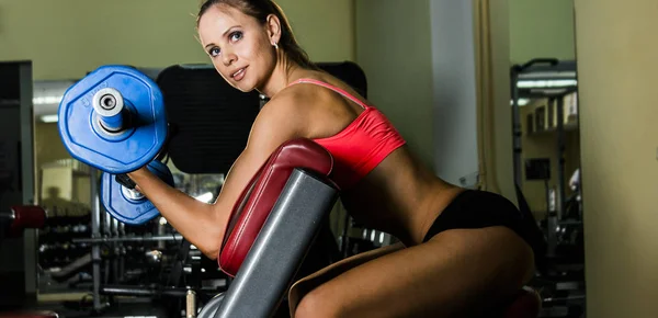 Jonge Vrouw Doen Oefeningen Met Barbell Sportschool Vrouw Bedrijf Barbell — Stockfoto