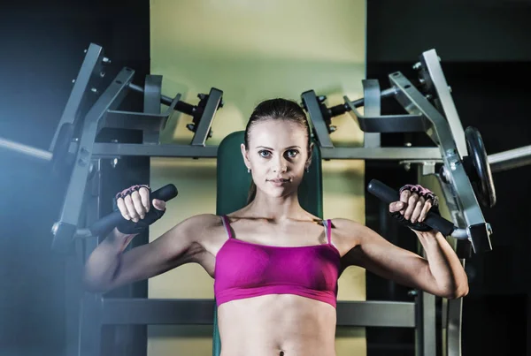 Femme Sportive Faisant Des Exercices Sur Machine Entraînement Puissance Dans — Photo