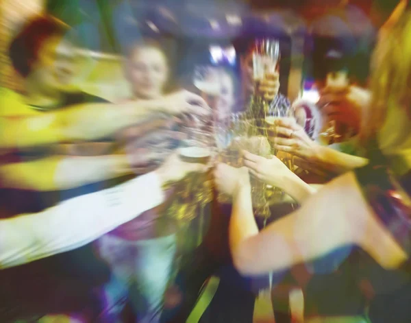 Beeld Wazig Groep Van Beste Vrienden Met Bier Bij Café — Stockfoto