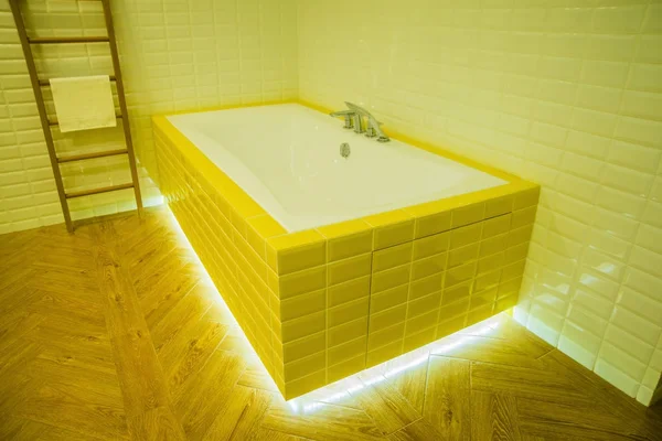 Merdiveni bez raf. Beyaz ve sarı banyo iç 