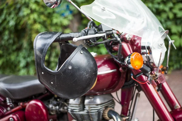 Вид Сбоку Красного Ретро Винтажного Мотоцикла Висящим Черным Шлемом — стоковое фото