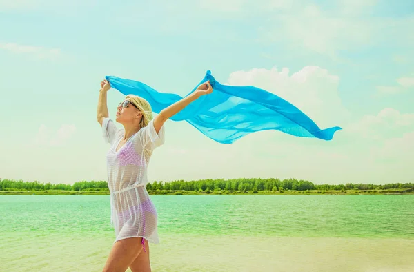 Femme Posant Sur Plage Été Fille Blonde Dans Une Robe — Photo