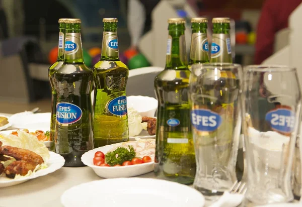 Moskova, Rusya - 29 Aralık 2012: Yakından görünümü ünlü Türk birası Efes gıda ile tabloda eşleşen bardak ve şişeler