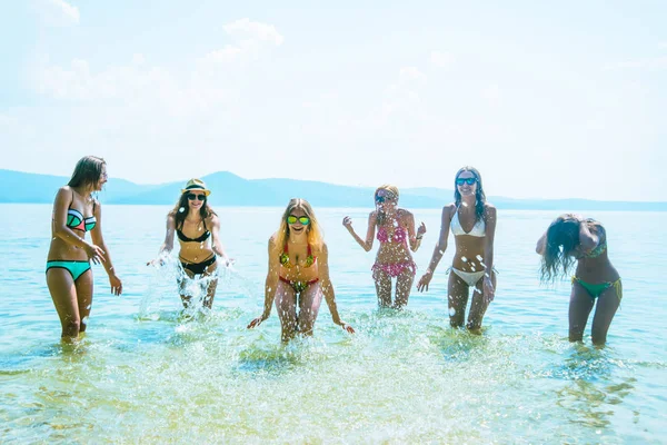 Widok Grupy Przyjaciół Bawiących Się Plaży Tropikalnej — Zdjęcie stockowe