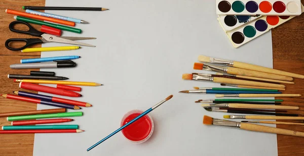 Sanat çalışma alanı ile yaratıcı aksesuarları, sanat resim ve çizim araçları. Sanat yaratıcı çalışma için malzemeleri. boş kağıt sayfası arka plan. 