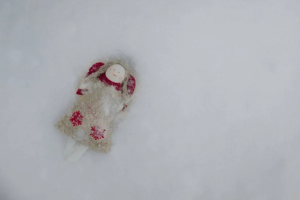 Άγγελος Κούκλα Κόκκινα Φτερά Μικρό Χειροποίητο Παιχνίδι Στο Χιόνι Φόντο — Φωτογραφία Αρχείου