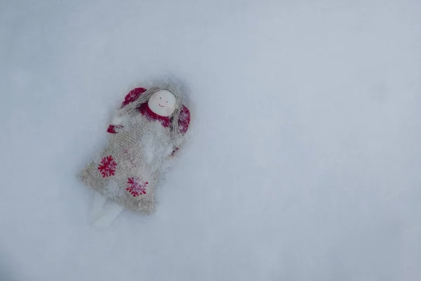 Кукла Ангела Красными Крыльями Маленькая Ручная Игрушка Снегу Белый Текстурный — стоковое фото
