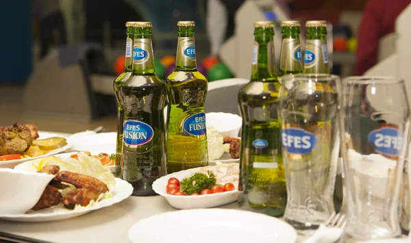 莫斯科 俄罗斯 2012年12月29日 在餐桌上与食物一起关闭瓶子和著名的土耳其啤酒 Efes 的杯子的看法 — 图库照片