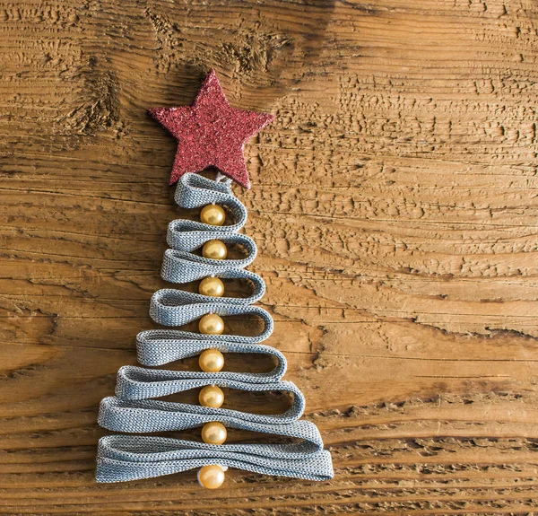 Kerstboom Van Kant Houten Textuur Van Vintage Stijl Gelukkig Nieuwjaarskaart — Stockfoto