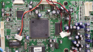 Yeşil sistem kartına mikroçipler ve transistör