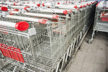 Birçok alışveriş sepetlerini. alışveriş arabaları metal demir yığınının arka plan
