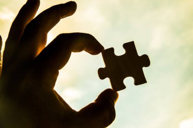  bulmaca parçası ile el