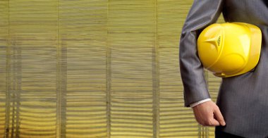 işçi güvenliği için sarı kask ile mühendislik. Adam giyen takım elbise 