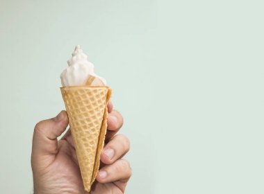 dondurma waffle koni elinde beyaz arka plan üzerinde izole