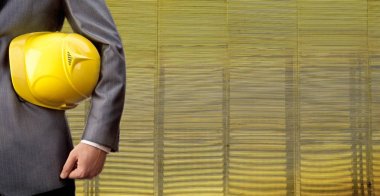 işçi güvenliği için sarı kask ile mühendislik. Adam giyen takım elbise 