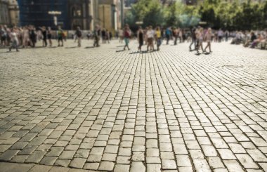 Sokakta çinileri Avrupa ve insanlar yürürken, insanlar. Gün batımında kömür topakları. İnsanlar yürürken, insanlar karşı güneş ışığı Arnavut kaldırımlı taş