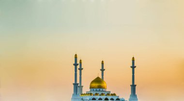 Nur Astana Camii. Altın kubbe ile beyaz Camii. Kazakistan Cumhuriyeti başkenti modern mimari. 