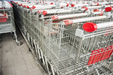 Birçok alışveriş sepetlerini. alışveriş arabaları metal demir yığınının arka plan
