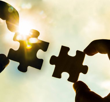 Puzzle parçaları ile el