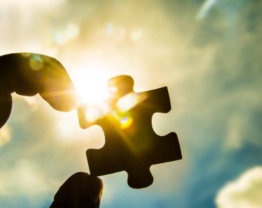  bulmaca parçası ile el